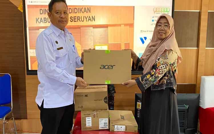 Dukung Pendidikan PAUD, Dinas Pendidikan Seruyan Serahkan Peralatan Multimedia