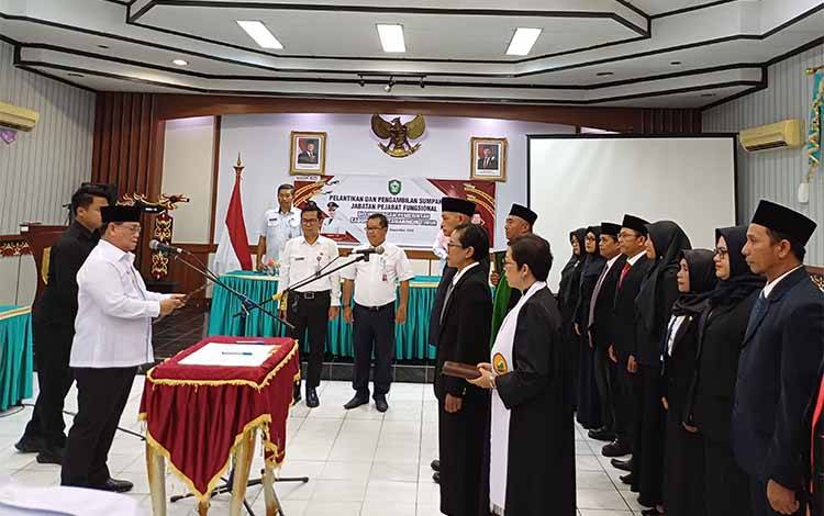 Bupati Kotim Lantik 12 Pejabat Fungsional DPMPTSP