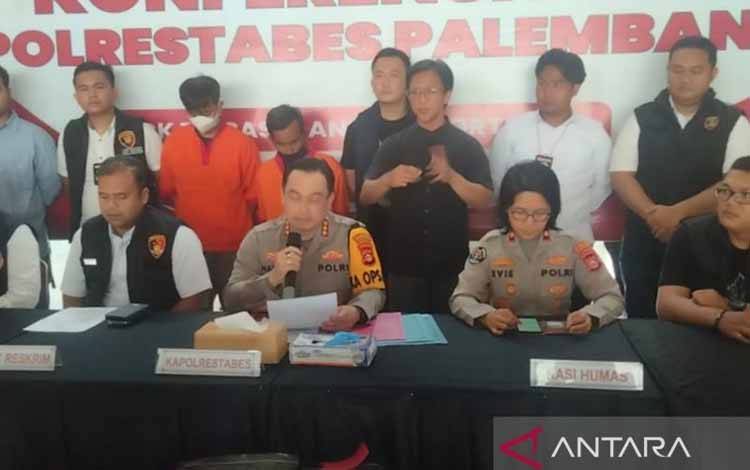Kapolrestabes Palembang menggelar konferensi pers terkait kasus pelecehan atau perbuatan tak senonoh yang dilakukan oleh seorang oknum guru les musik terhadap muridnya yang berusia sembilan tahun, di Palembang, Rabu (18/12/2024). ANTARA/M Imam Pramana.