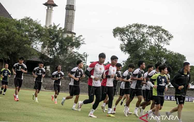Sejumlah pesepak bola timnas Indonesia mengikuti latihan jelang pertandingan Asean Cup 2024 di Stadion Sriwedari, Solo, Jawa Tengah, Rabu (18/12/2024). Timnas Indonesia akan bertanding melawan timnas Filipina dalam penyisihan grup B Asean Cup 2024 di Stadion Manahan pada Sabtu (21/12). ANTARA FOTO/Mohammad Ayudha/YU
