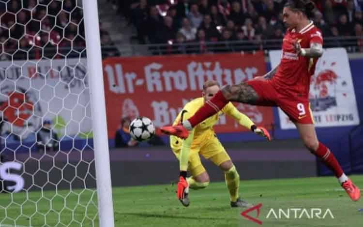 Foto arsip - Striker Liverpool asal Uruguay Darwin Nunez mencetak gol pembuka pada pertandingan sepak bola Liga Champions UEFA antara RB Leipzig dan Liverpool FC di Leipzig, Jerman timur, Rabu (23/10/2024). Nunez mencetak salah satu gol LIverpool ke gawang Southampton dalam babak delapan besar Piala Liga pada 18 Desember 2024. ANTARA/AFP/Ronny Hartmann/am.