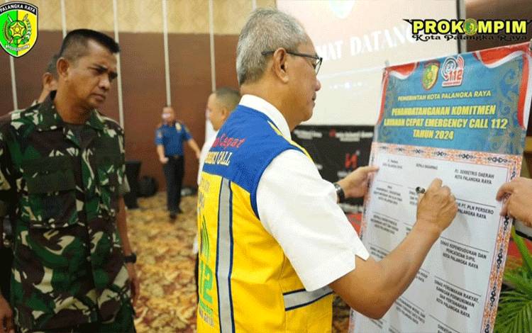 Penandatanganan komitmen bersama optimalisasi layanan 112 Palangka Raya. (FOTO: HUMAS)