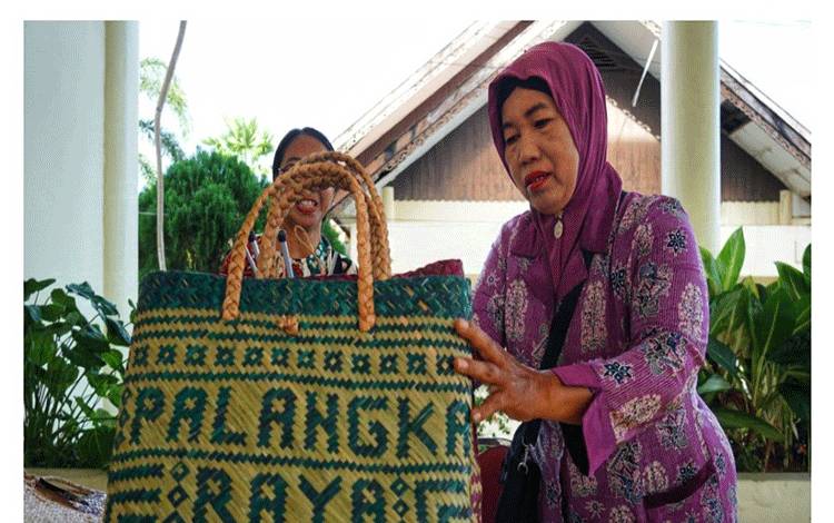 Penjual tas purun memamerkan produknya saat pameran produk UKM dan IKM di Setda Kota Palangka Raya. (FOTO: HUMAS)