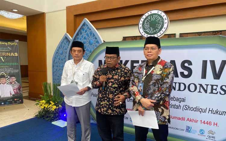 Wakil Sekretaris Jenderal MUI Rofiqul Umam Ahmad (kiri), Ketua Bidang Informasi dan Komunikasi MUI, Masduki Baidlowi (tengah) dan Sekretaris Jenderal MUI Amirsyah Tambunan ditemui media usai Musyawarah Kerja Nasional (Murkenas) ke-4 di Jakarta, Kamis (19/12/2024) ANTARA/Prisca Triferna