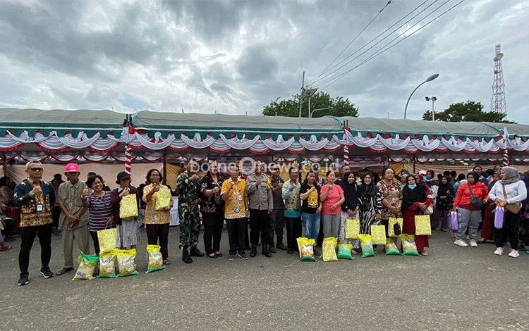 Beragam Komoditas Disediakan dengan Harga Terjangkau saat Gerakan Pangan Murah di Kapuas