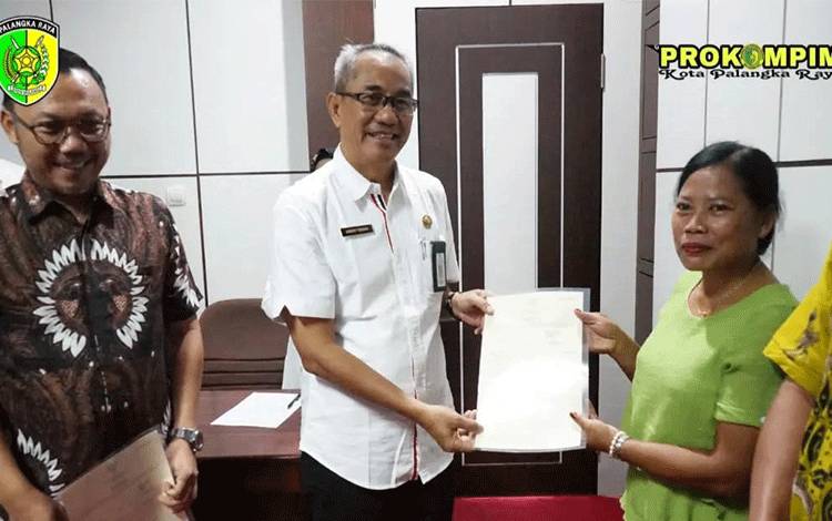 Pemko Palangka Raya Serahkan Sertipikat HAT Non Sistematis Bagi UKM dan Nelayan