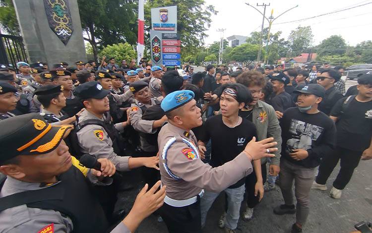 Aliansi Barikade Aksi Damai di Mapolda Kalteng, Tuntut Transparansi dan Reformasi Kepolisian