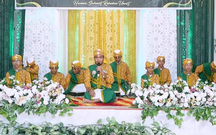 Parade Siswa dan Muhibbin Bersholawat ke-5 Meriahkan Peringatan HAB ke-79 di Kapuas