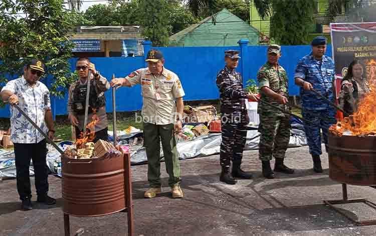 Polres Kobar Musnahkan Barang Bukti Hasil Sitaan Jelang Nataru 2024