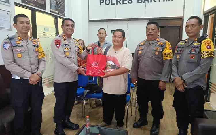 Kapolres Barito Timur Serahkan Bingkisan Natal kepada Wartawan