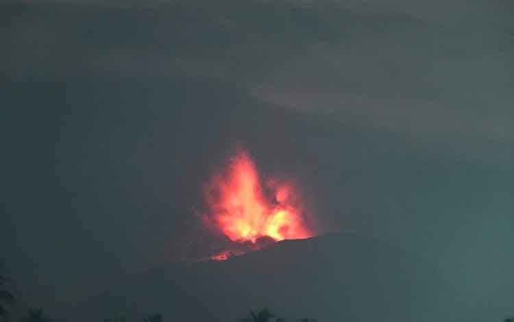 Gunung Ibu kembali luncurkan sinar api setinggi 300 meter, Jumat (20/12/2024). ANTARA/Abdul Fatah (Abdul Fatah)