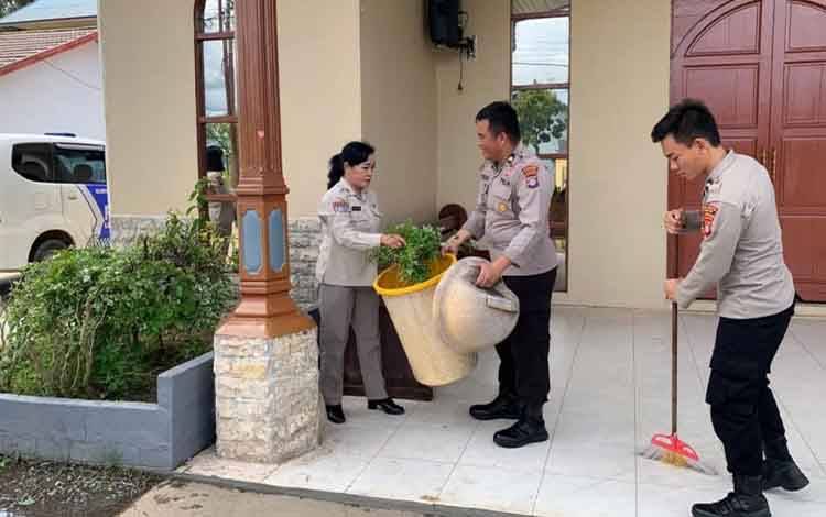 Polres Kapuas Gelar Baksos di Rumah Ibadah Sambut Natal dan Tahun Baru