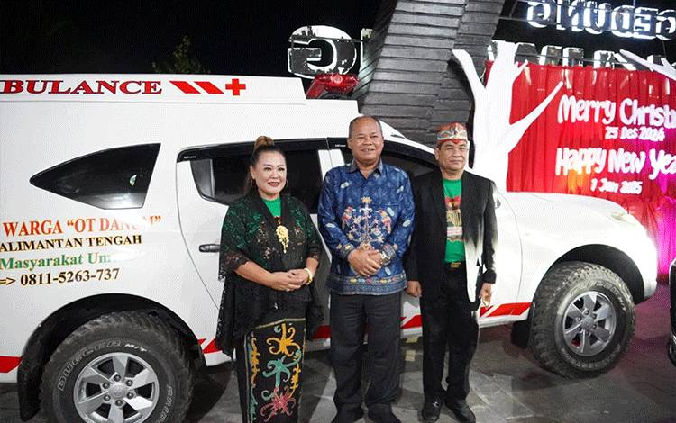 Gubernur Serahkan Hibah Ambulans kepada Warga Ot Danum saat Perayaan Natal