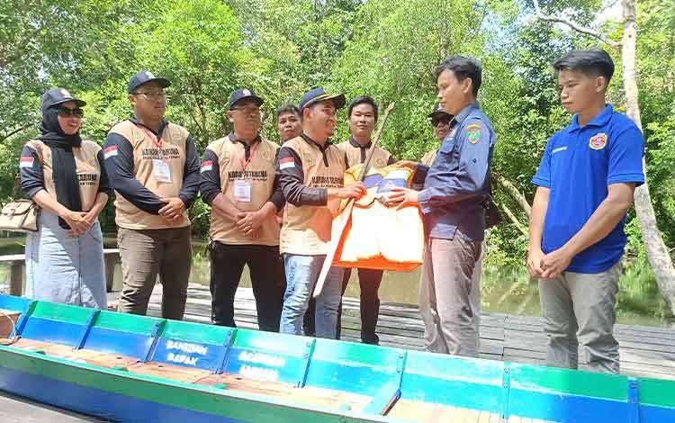Chandra Ardinata Serahkan Bantuan Perahu dari Agustiar Sabran untuk Karang Taruna Pulau Patai