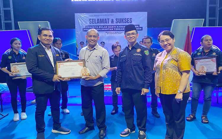 Wartawan Borneonews Terima Penghargaan dari Karang Taruna Kalteng