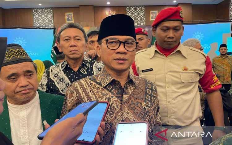 Menteri Desa dan Pembangunan Daerah Tertinggal Yandri Susanto memberikan keterangan kepada wartawan di Solo, Jawa Tengah, Sabtu (21/12/2024). ANTARA/Aris Wasita