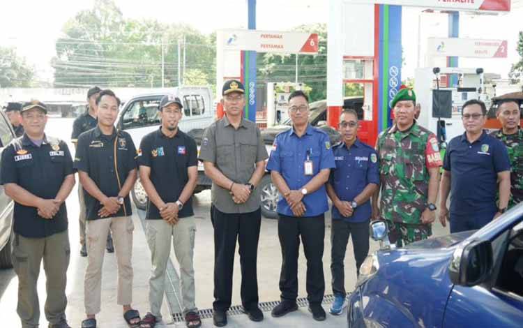 Pj Wali Kota Palangka Raya, Akhmad Husain saat sidak ke SPBU. (FOTO: HUMAS)