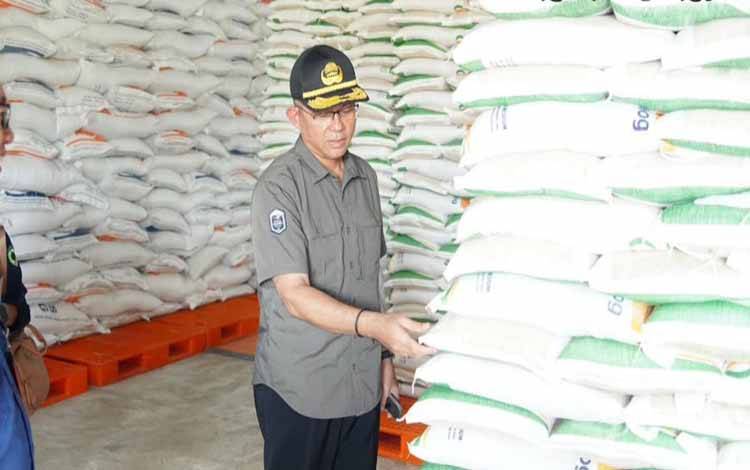Pj Wali Kota Palangka Raya Imbau Warga Tak Borong Bahan Pokok untuk Cegah Kelangkaan