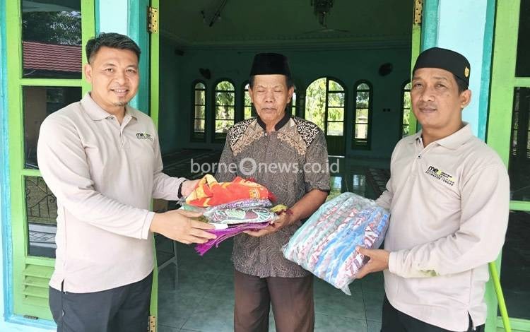 PW MES Kalteng Bagikan Perlengkapan Sholat