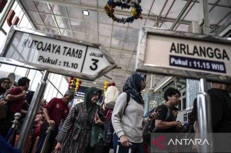 KAI Catat Penjualan Tiket KA Natal-Tahun Baru Capai 1,9 Juta