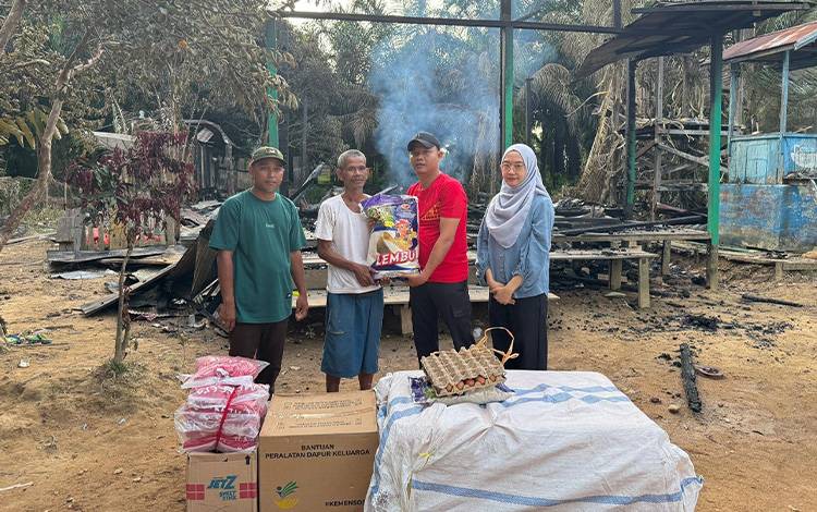 Sebuah Rumah Terbakar di Desa Batu Menangis Seruyan