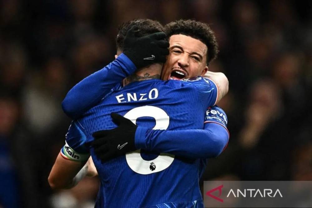 Arsip - Pemain Chelsea Enzo Fernandez merayakan mencetak gol ketiga mereka bersama Jadon Sancho pada laga Sepak Bola Liga Premier, antara Tottenham Hotspur versus Chelsea di Stadion Tottenham Hotspur, London, Inggris, 8 Desember 2024. ANTARA/REUTERS/Dylan Martinez/pri.