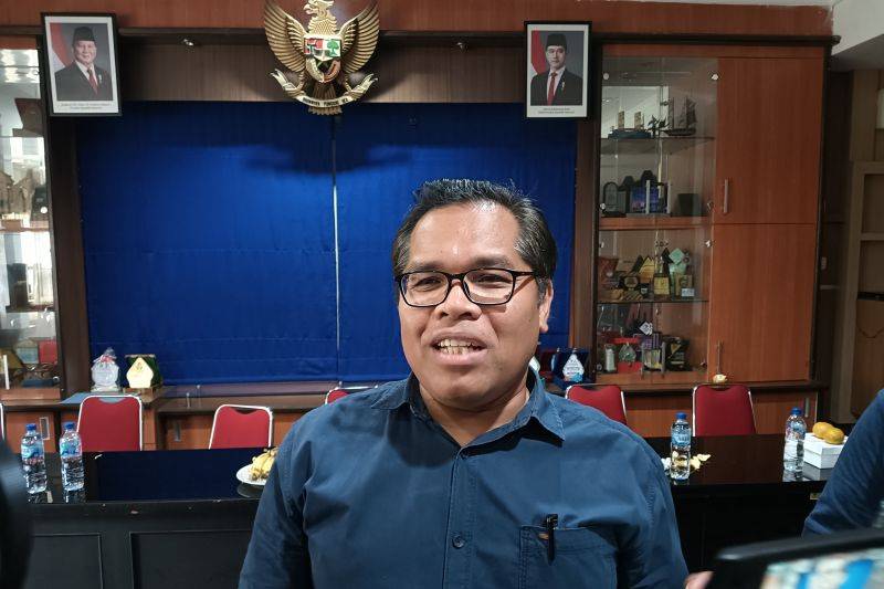 Radio Banyak Bergantung pada Penjualan Obat Tradisional untuk Menunjang Pendapatan