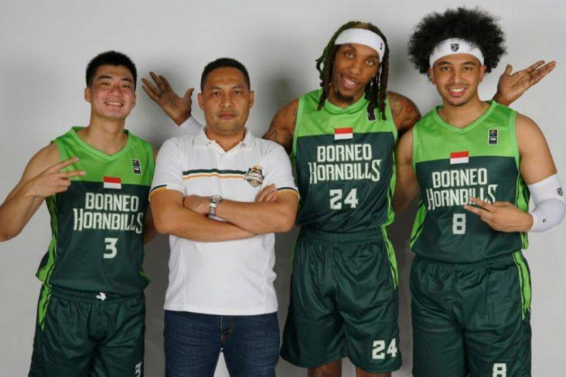 Kepala Pelatih Borneo Hornbills Ismael Tan (kedua kiri), bersama para pemainnya Hans Abraham (kiri), Michael Qualls (kedua kanan), dan Xavier Ford. ANTARA/HO-IBL