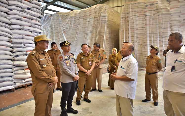 Pj Bupati Kapuas Tinjau Ketersediaan Beras Jelang Pergantian Tahun