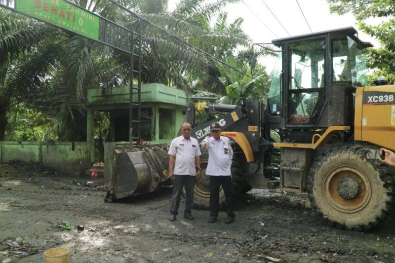 Arsip - Pelaksana Tugas Kepala DLH Kotawaringin Timur yang juga Kepala Diskominfo Kotawaringin Timur Marjuki saat memantau langsung pembersihan tumpukan sampah di dua depo mini sampah di Sampit Kalteng, Rabu (18/12/2024). ANTARA/HO-Diskominfo Kotim.