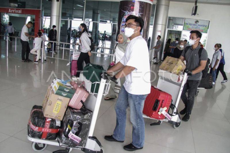 Arsip - Sejumlah penumpang berjalan setibanya di terminal kedatangan di Bandara Tjilik Riwut, Palangka Raya, Kalimantan Tengah. (ANTARA FOTO/Makna Zaezar/YU)