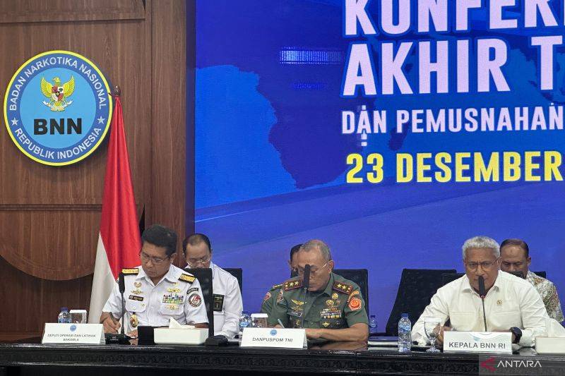 Danpuspom TNI Mayjen TNI Yusri Nuryanto (tengah) bersama Kepala BNN RI Komjen Pol Marthinus Hukom (kanan), dan Deputi Operasi Laut dan Latihan Bakamla RI Laksda TNI Andi Abdul Aziz dalam acara Konferensi Pers Akhir Tahun 2024 dan Pemusnahan Barang Bukti Tindak Pidana Narkotika, di Kantor BNN RI, Jakarta, Senin (23/12/2024). ANTARA/Rio Feisal