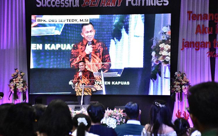 Sekda Kapuas Hadiri Ibadah dan Perayaan Nayal Gereja Bethany