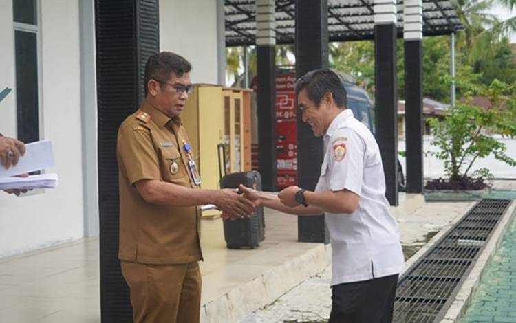 Kepala Diskominfosantik Provinsi Kalteng Agus Siswadi saat menyerahkan tali asih kepada PPNPN. (FOTO: RIZALDI)