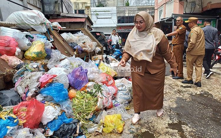 Sampah Menumpuk di PPM Sampit jadi Sorotan
