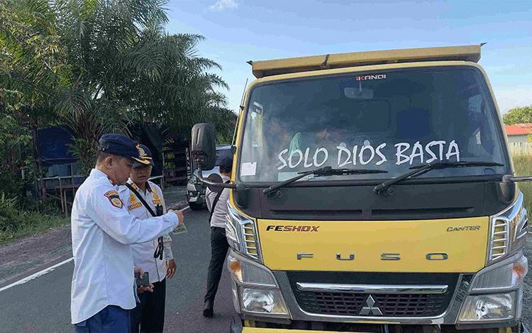 Dishub Kalteng Lakukan Penegakan Hukum Angkutan Barang di Bukit Rawi