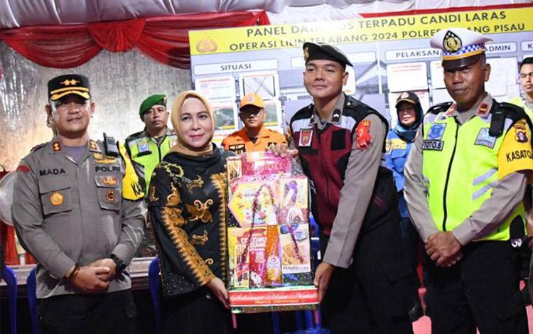 Kapolres Pulang Pisau AKBP Mada Ramadita saat menerima kunjungan PJ Bupati Nunu Andrani di Posko terpadu Candi Laras. (FOTO: RETHA)
