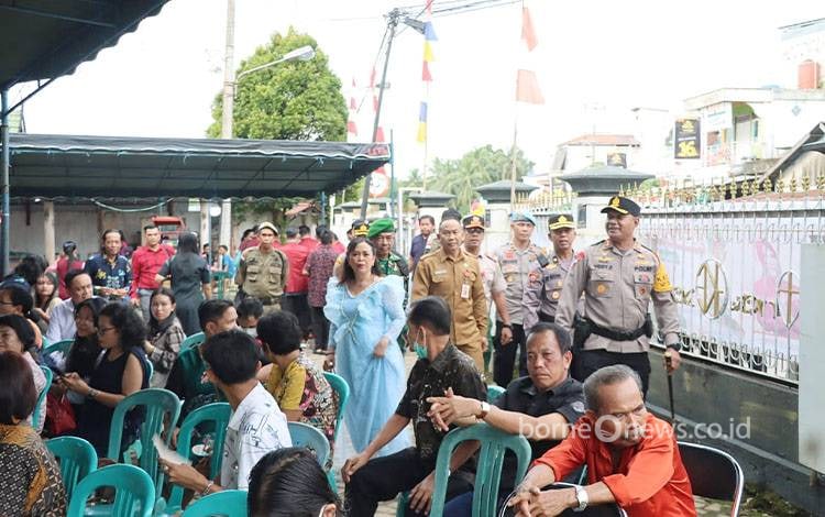 Kapolres Barito Timur Tinjau Pos Terpadu dan Pantau Ibadah Malam Natal di Gereja