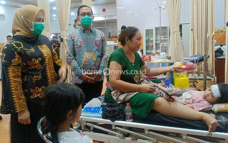 Malam Natal 2024, Pj Bupati Kunjungi Pasien Rawat Inap di RSUD Pulang Pisau