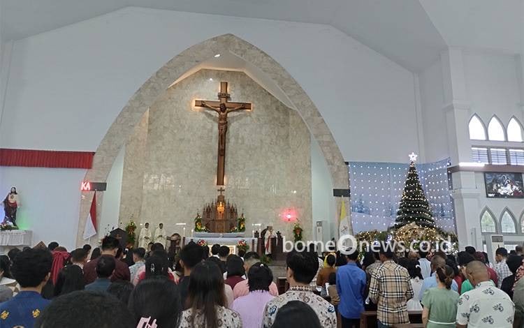 Uskup Aloysius Pimpin Misa Natal 25 Desember 2024 di Katedral Santa Maria Palangka Raya
