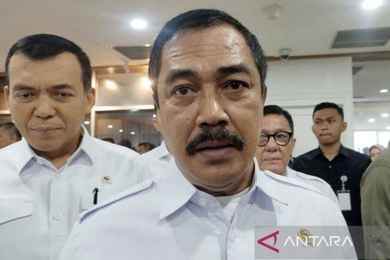 Menteri Imigrasi dan Pemasyarakatan Agus Andrianto di Kompleks Parlemen, Jakarta, Selasa (5/11/2024). ANTARA/Bagus Ahmad Rizaldi/am.
