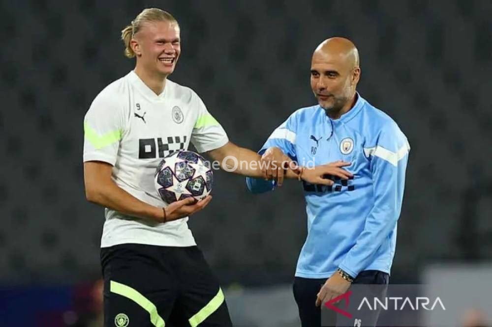 Arsip foto - Manager Manchester City Pep Guardiola bersama pemain Manchester City Erling Braut Haaland bercanda saat sesi latihan jelang final Liga Champions di Ataturk Olympic Stadium, Istambul, Turki, Jumat (9/6/2023). ANTARA FOTO/REUTERS/Matthew Childs/rwa.