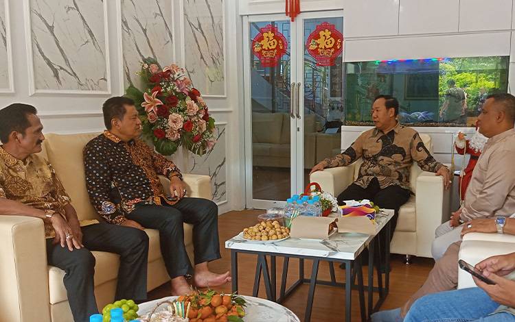 Pj Bupati Kobar Kunjungi Kediaman Ketua Dewan Paroki Gereja Katolik pada Perayaan Natal