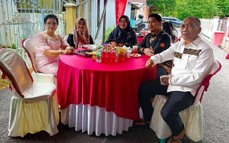 Wakil Bupati Kotim Irawati Kunjungi Rumah Pejabat dalam Safari Natal