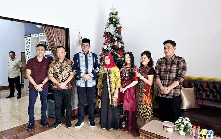 Momen Natal 2024, Pj Bupati Kapuas Sambangi Rumah Sejumlah Pejabat dan Pendeta