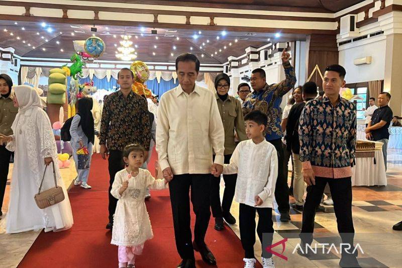 Jokowi menuntun dua cucunya yang merupakan putra putri Gibran Rakabuming Raka di acara akikah di Solo, Jawa Tengah, Rabu (25/12/2024). ANTARA/Aris Wasita