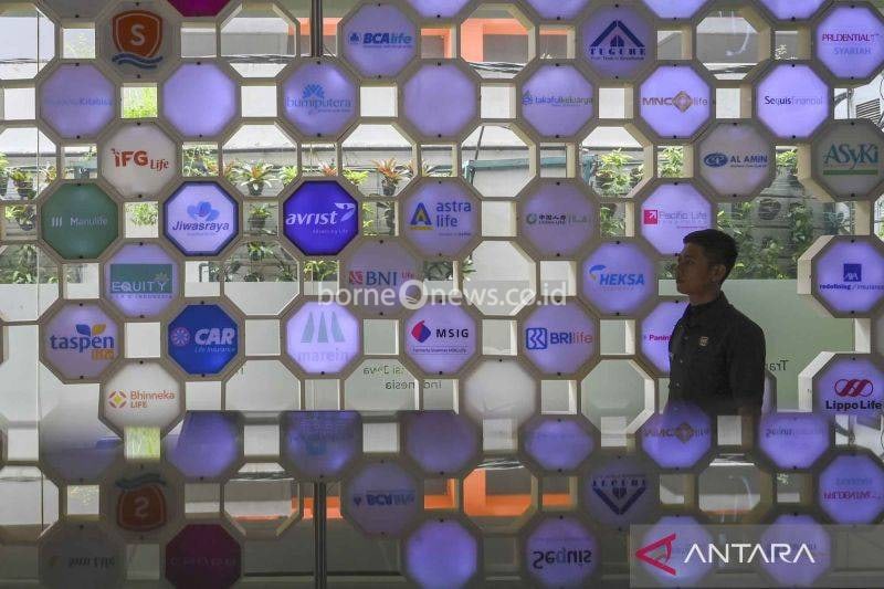Petugas keamanan berjalan di depan berbagai logo perusahaan asuransi di kantor Asosiasi Asuransi Jiwa Indonesia (AAJI), Jakarta, Senin (2/12/2024). Asosiasi Asuransi Jiwa Indonesia mencatat pendapatan industri asuransi jiwa mencapai Rp166,27 triliun atau meningkat 2,1 persen pada Januari-September 2024 yang didorong oleh kenaikan premi lanjutan sebesar 4,2 persen dan premi reguler sebesar 5,7 persen meskipun di tengah tantangan ekonomi global. ANTARA FOTO/Muhammad Ramdan/YU