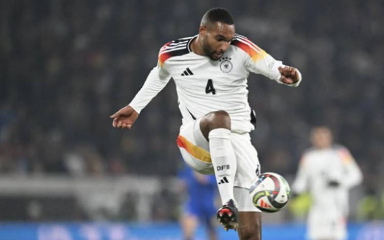 Arsip - Bek Bayer Leverkusen Jonathan Tah saat memperkuat timnas Jerman menghadapi Bosnia dan Herzegovna pada pertandingan UEFA Nations League di Freiburg, Sabtu (16/11/2024). Bek berusia 28 tahun tersebut kini dirumorkan tengah diincar Barcelona untuk didatangkan pada bursa transfer musim panas mendatang. (ANTARA/AFP/THOMAS KIENZLE)