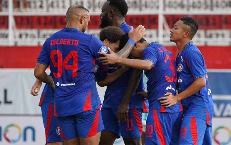 Arema FC Penuh dengan Pertimbangan untuk Pilih Pelatih Anyar