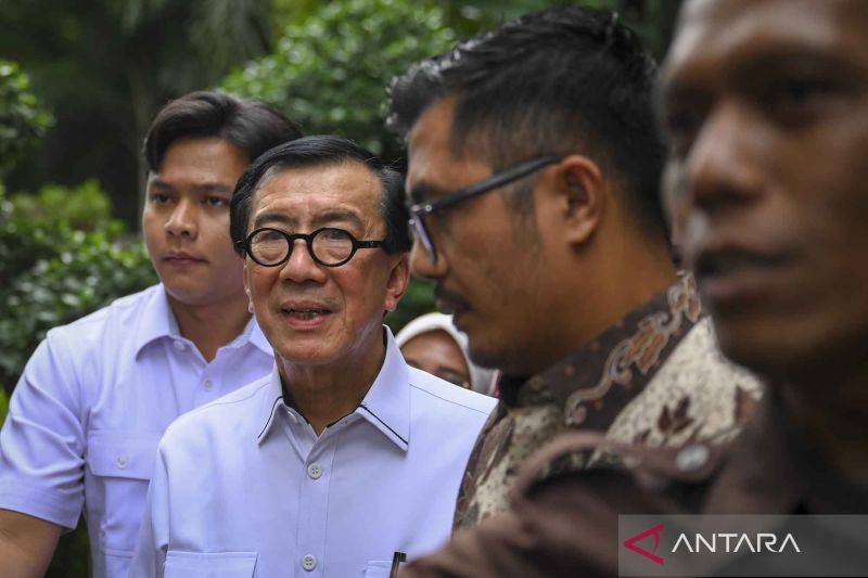 Menteri Hukum dan HAM periode 2019-2024 Yasonna Laoly (kedua kiri) berjalan keluar melalui pintu belakang usai menjalani pemeriksaan di Gedung Merah Putih KPK, Jakarta, Rabu (18/12/2024). Komisi Pemberantasan Korupsi (KPK) memeriksa Yasonna Laoly sekitar tujuh jam sebagai saksi atas kasus suap pergantian antarwaktu (PAW) yang menjerat eks kader PDI-P Harun Masiku. ANTARA FOTO/Muhammad Ramdan/YU
